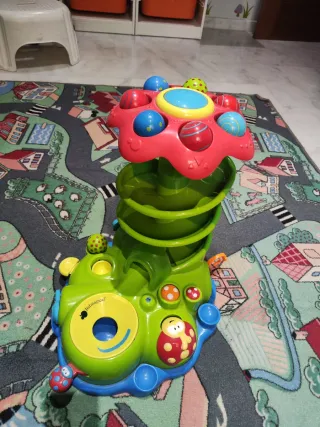 Juego de mesa infantil con pelotas