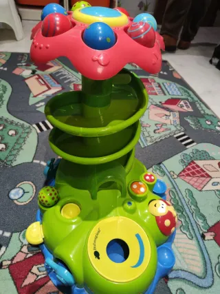 Juego de mesa infantil con pelotas