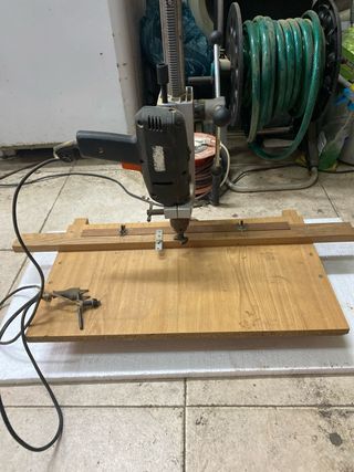 Máquina para instalar bisagras