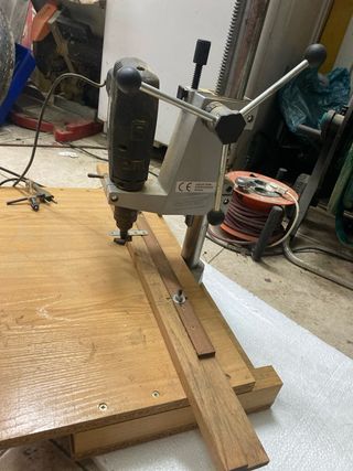 Máquina para instalar bisagras