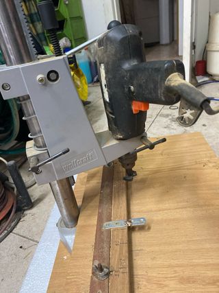 Máquina para instalar bisagras