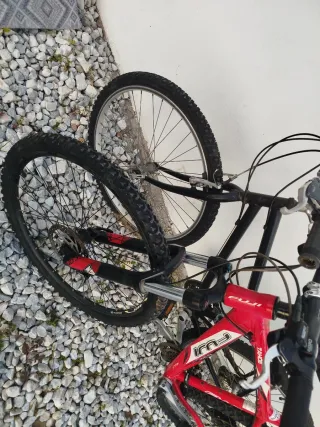 2 Bicicletas Fuji la negra es para piezas