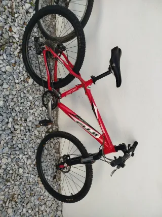 2 Bicicletas Fuji la negra es para piezas