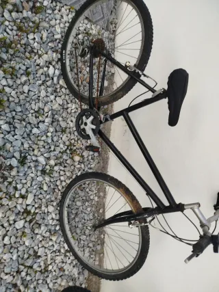 2 Bicicletas Fuji la negra es para piezas