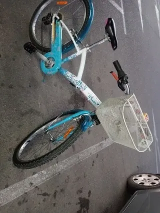 Bicicleta infantil blanca y azul