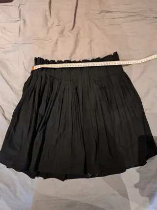 Falda negra plisada