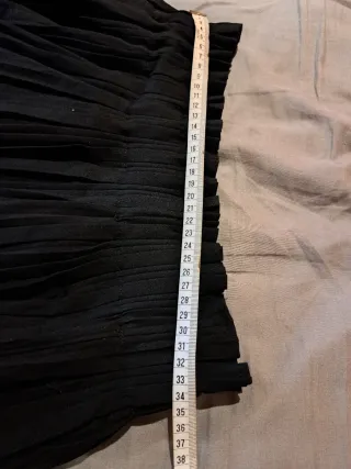 Falda negra plisada