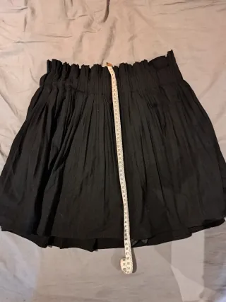 Falda negra plisada