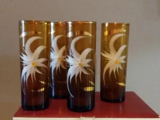 Licorera antigua y 4 vasos ámbar flores