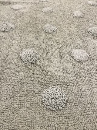 Alfombra beige con puntos blancos