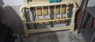 Cabeceros y mesita de noche beige y amarillo