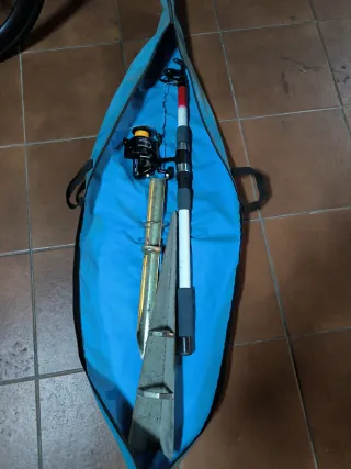 Caña de pescar y carrete con funda