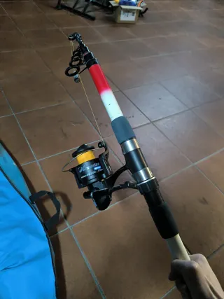 Caña de pescar y carrete con funda