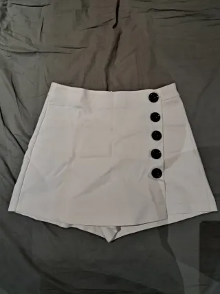 Falda pantalón blanca con botones