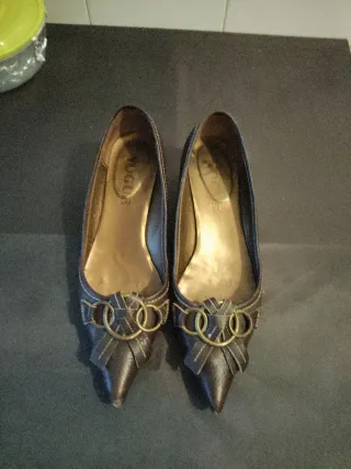 Zapatos de tacón marrones de piel.