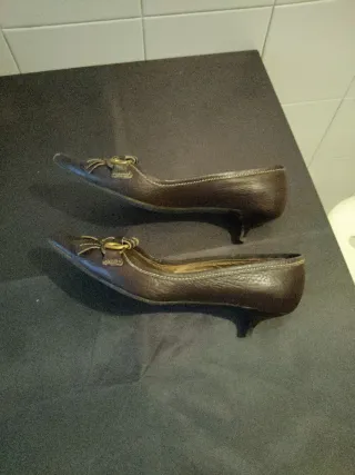 Zapatos de tacón marrones de piel.