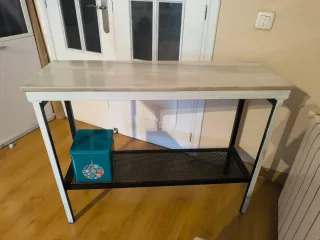 Mesa metálica con superficie de mármol