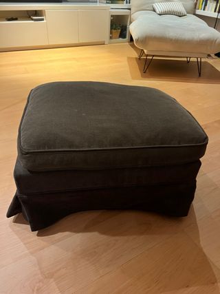 Poggiapiedi scuro in velluto