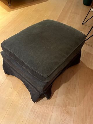 Poggiapiedi scuro in velluto