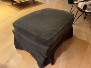 Poggiapiedi scuro in velluto