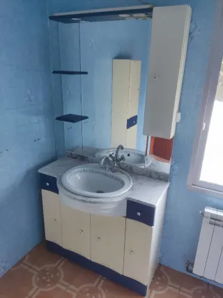 Mueble de baño beige y azul