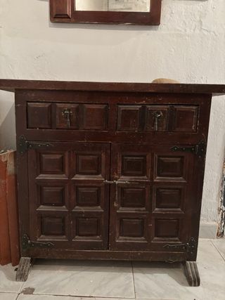 Aparador antiguo con espejo, urge mudanza
