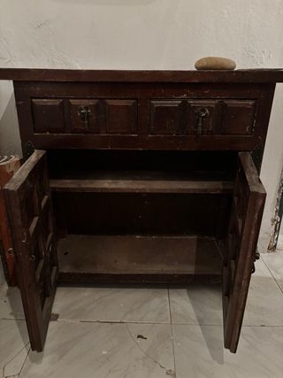 Aparador antiguo con espejo, urge mudanza