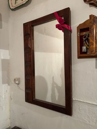 Aparador antiguo con espejo, urge mudanza
