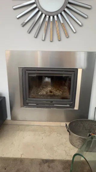 Chimenea moderna metal y cristal