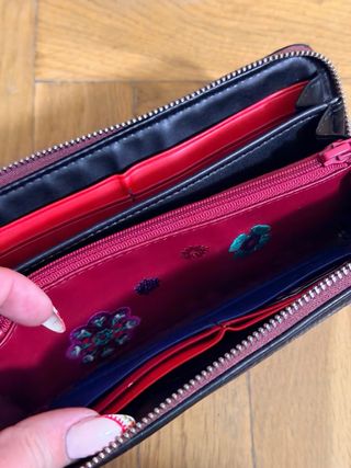 Monedero Desigual Negro con Bordados