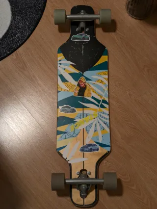 Longboard con diseño tropical y pegatinas