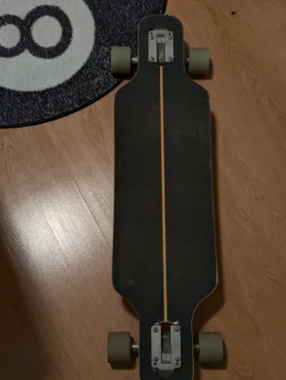 Longboard con diseño tropical y pegatinas