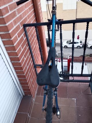 Bicicleta de montaña azul