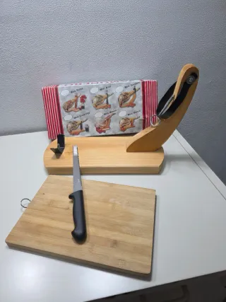 Porta prosciutto in legno con coltello