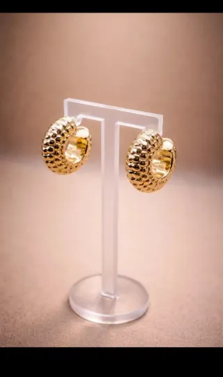 Pendientes dorados tipo aro con textura premium