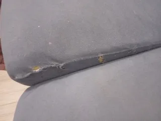 Sofá de tela gris los desperfectos no se notan