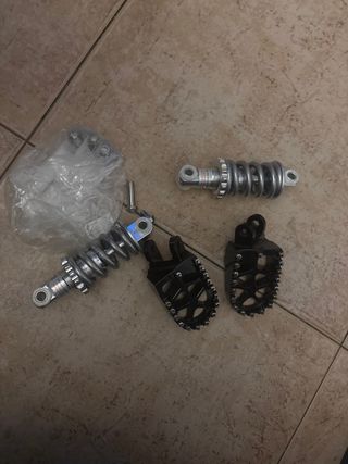 Kit Suspensión Trasera y Estriberas Moto