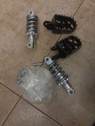 Kit Suspensión Trasera y Estriberas Moto