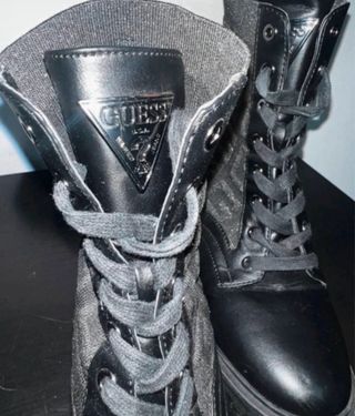 Botines Guess Negras con Detalles Plateados