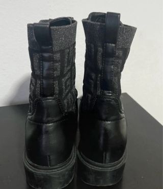 Botines Guess Negras con Detalles Plateados