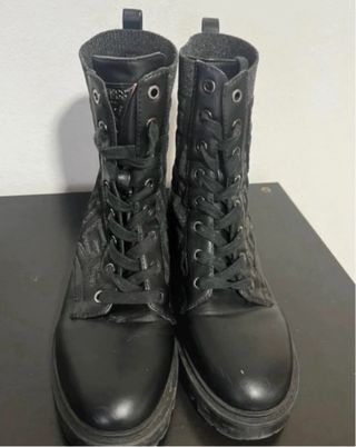 Botines Guess Negras con Detalles Plateados