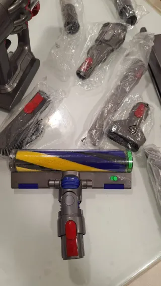 Aspirapolvere Dyson V15 con accessori