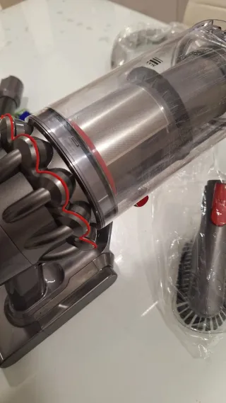 Aspirapolvere Dyson V15 con accessori