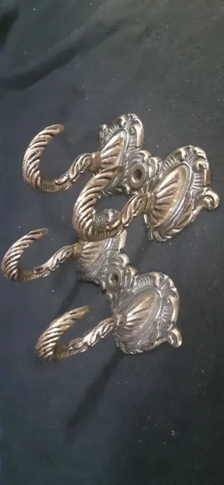 2 Perchas de bronce antiguas. Percheros antiguos.