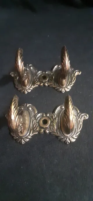 2 Perchas de bronce antiguas. Percheros antiguos.