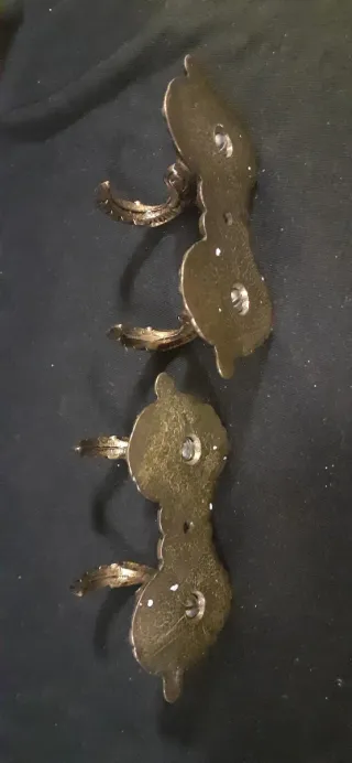 2 Perchas de bronce antiguas. Percheros antiguos.