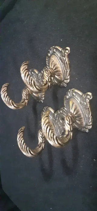 2 Perchas de bronce antiguas. Percheros antiguos.