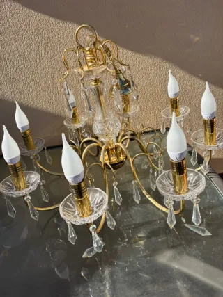 Lámpara de araña dorada y cristal