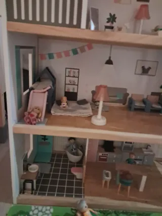 Bella casa delle bambole in legno con piscina e giardino