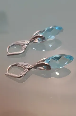 Pendientes largos de oro con topacio azul.